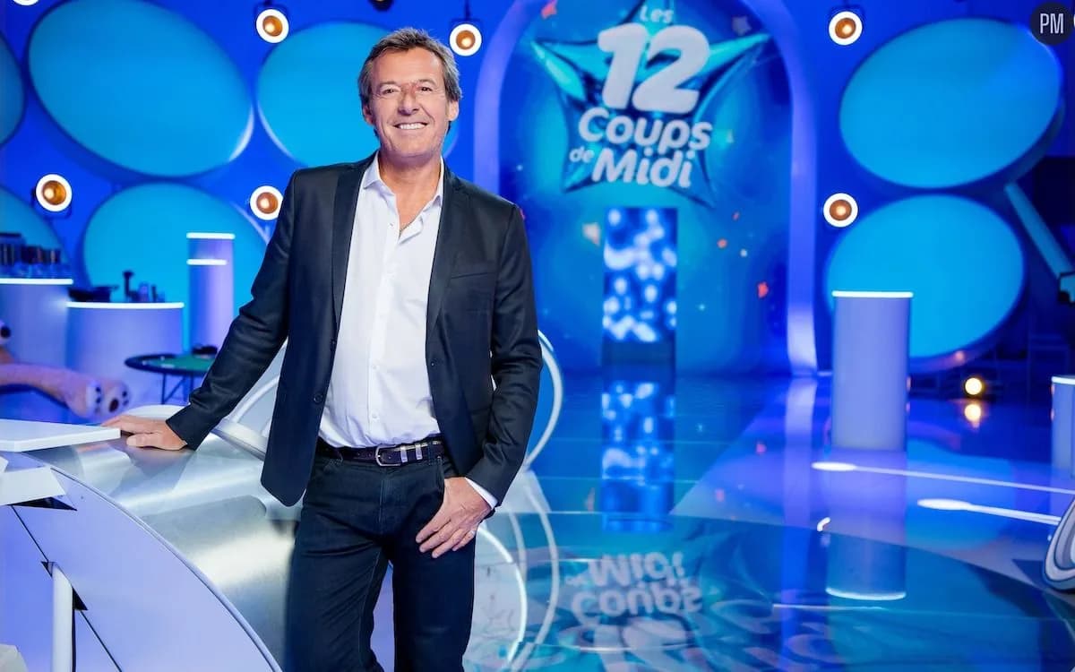 Plateau des 12 Coups de midi, décor bleu et présentateur