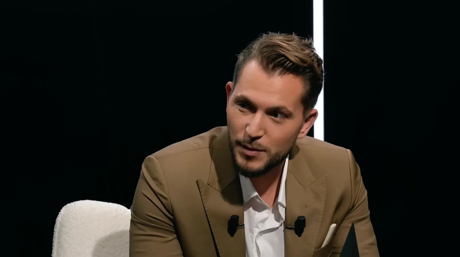 Le Déclic, nouveau décor – Alec Henry